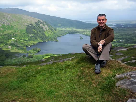 Ralf Isau über dem Kenmare Lake (Irland 2008)